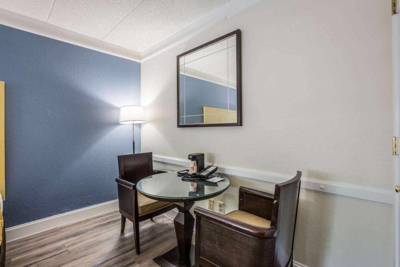 Quality Inn Hampton Bagian luar foto